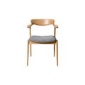 Moderne houten stoel met gestofferde zitting